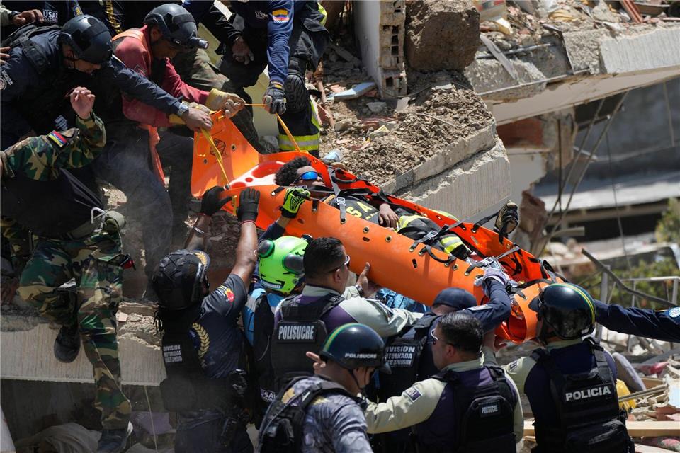 Der 11-jährige Moisés Calzadilla wurde lebend geborgen. Fernando Vergara/AP/dpa