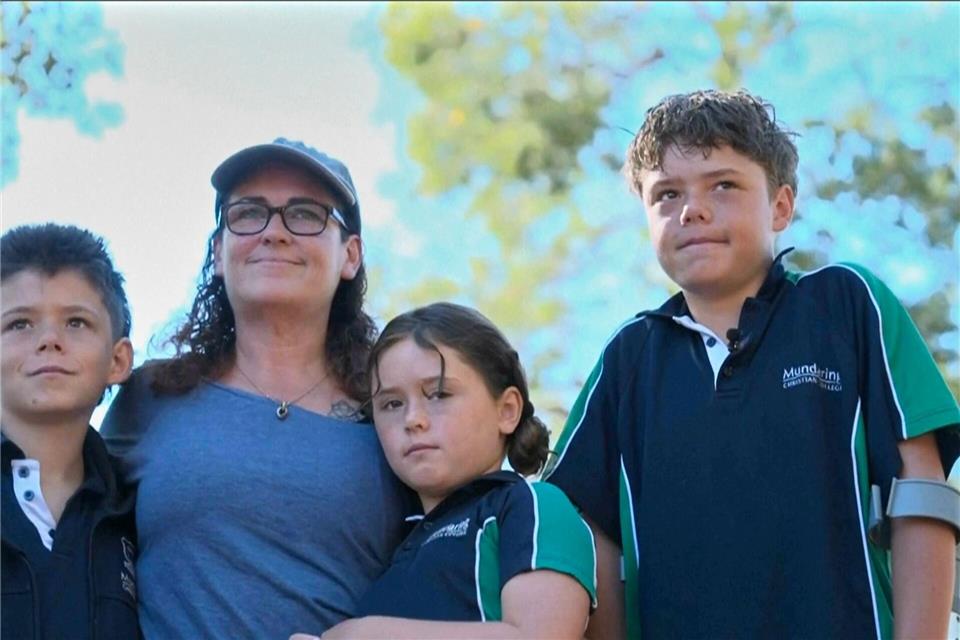 Der 13 Jahre alte Austin (rechts im Foto) schwamm rund vier Stunden, um seine Familie zu retten.ABC/Australian Broadcasting Corp/AP/dpa