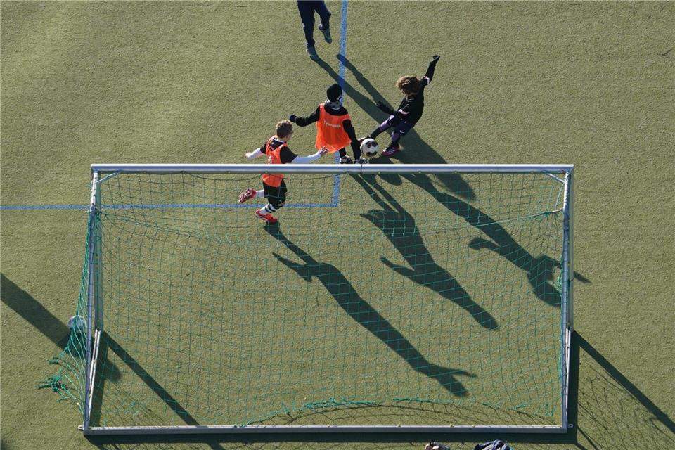 Der 15-Euro-Zuschuss kann zum Beispiel verwendet werden, um die Mitgliedschaft im Sportverein zu bezahlen. (Symbolbild)Marcus Brandt/dpa