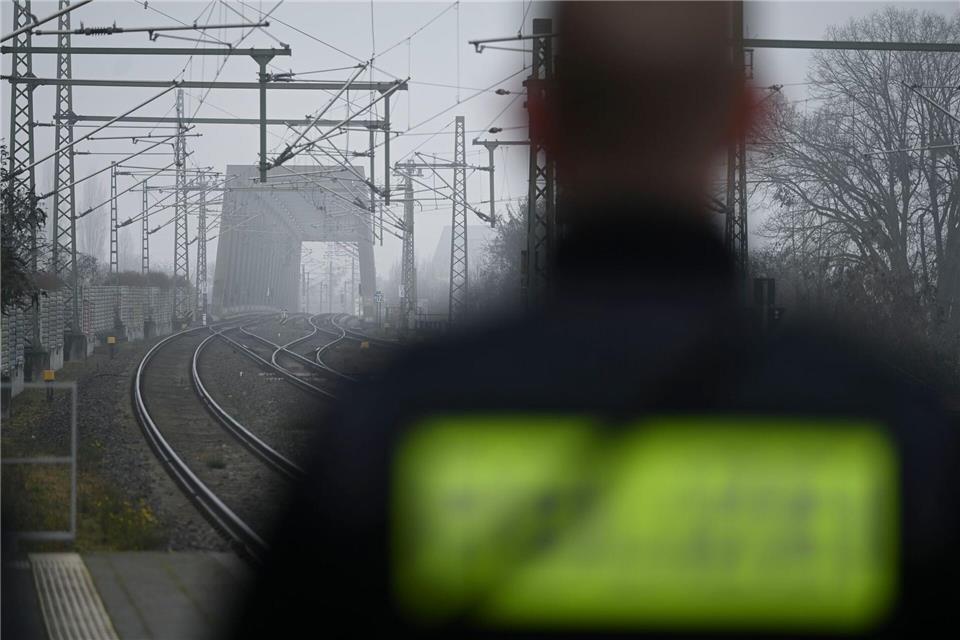 Der 15-Jährige kam der Oberleitung zu nah und erlitt lebensbedrohliche Verbrennungen. (Symbolbild)Katharina Kausche/dpa
