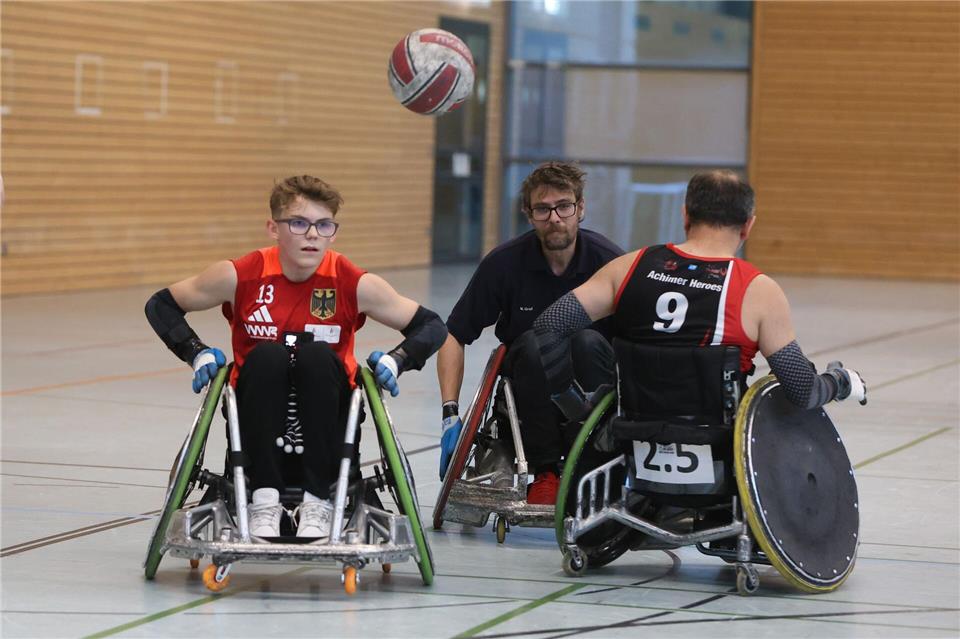 Der 15-jährige Jonte Küntzel (l) trainiert beim TSV Achim Rollstuhl-Rugby. Christian Butt/dpa