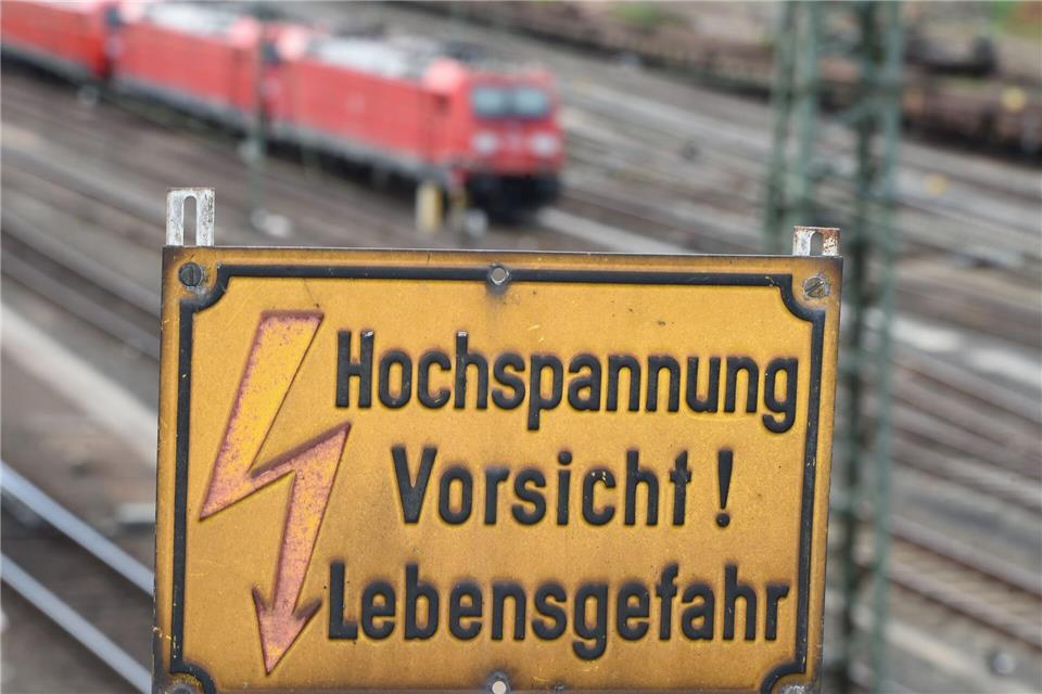 Der 16-Jährige war vor dem Stromschlag nach Angaben der Polizei auf einen anfahrenden Zug geklettert. (Symbolbild)Arne Dedert/dpa