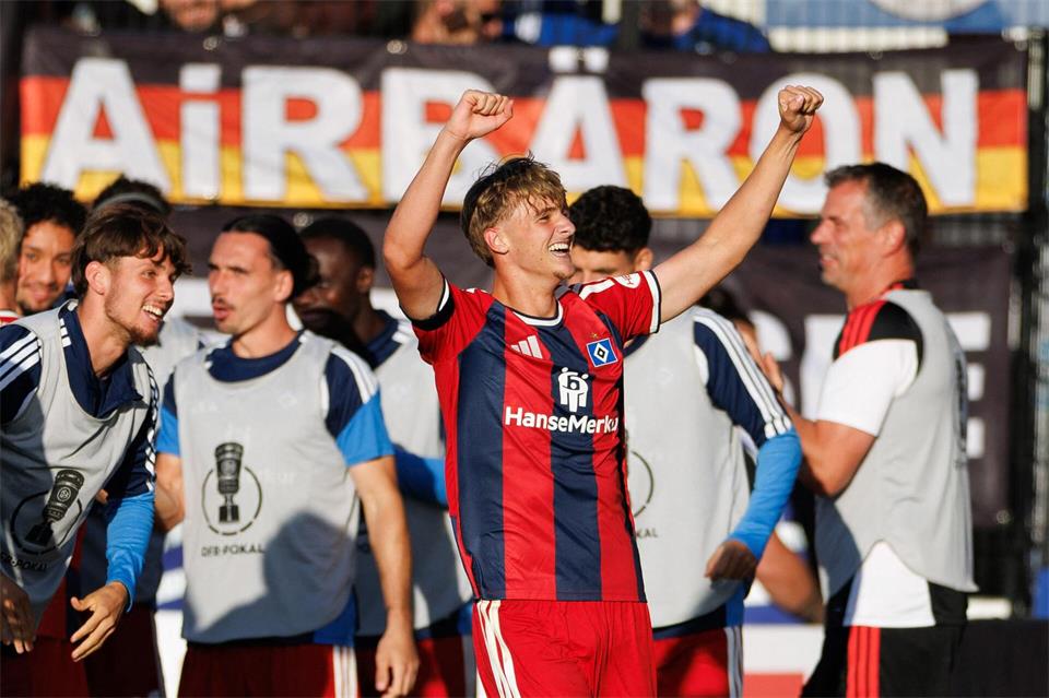 Der 16-jährige Louis Lemke spielte von Beginn an auf der linken Außenbahn des Hamburger SV. Friso Gentsch/dpa