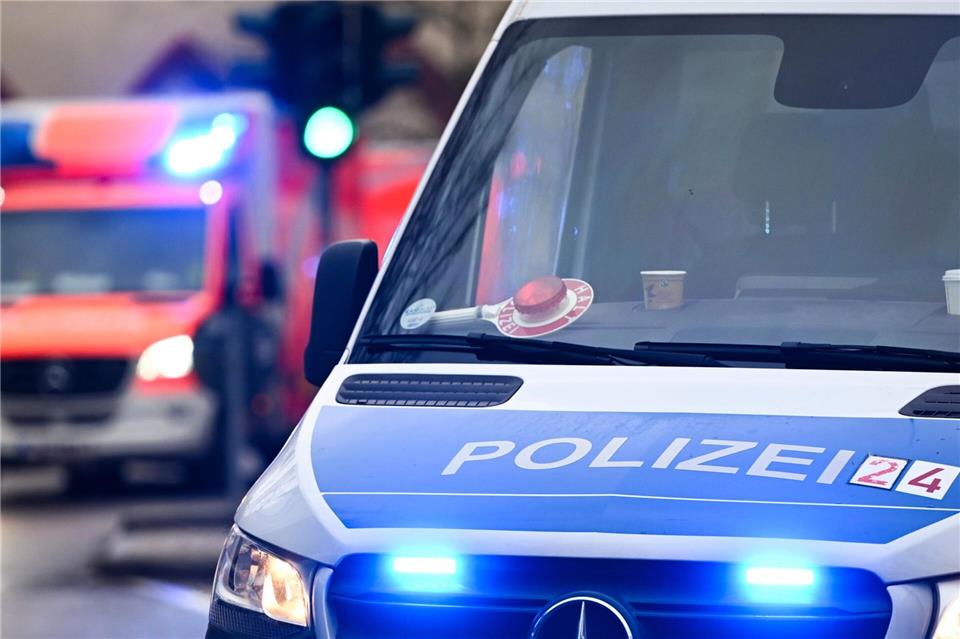 Der 17-Jährige wurde in ein Krankenhaus gebracht. (Symbolbild)Jens Kalaene/dpa
