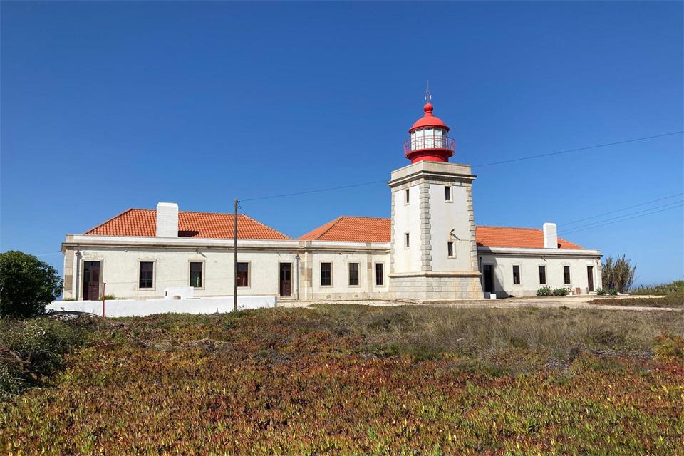 Der 17 Meter hohe Leuchtturm am Cabo Sardão wurde 1915 in Betrieb genommen. Seine Signale reichen 23 Seemeilen (42,5 Kilometer) auf den Atlantischen Ozean hinaus.Friedemann Kohler/dpa