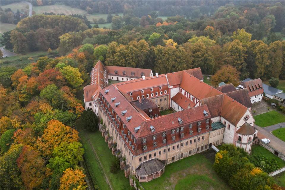 Der 18 Hektar große Schlosspark Wechselburg umgibt das Schloss und eine spätromanische Basilika. Hendrik Schmidt/dpa