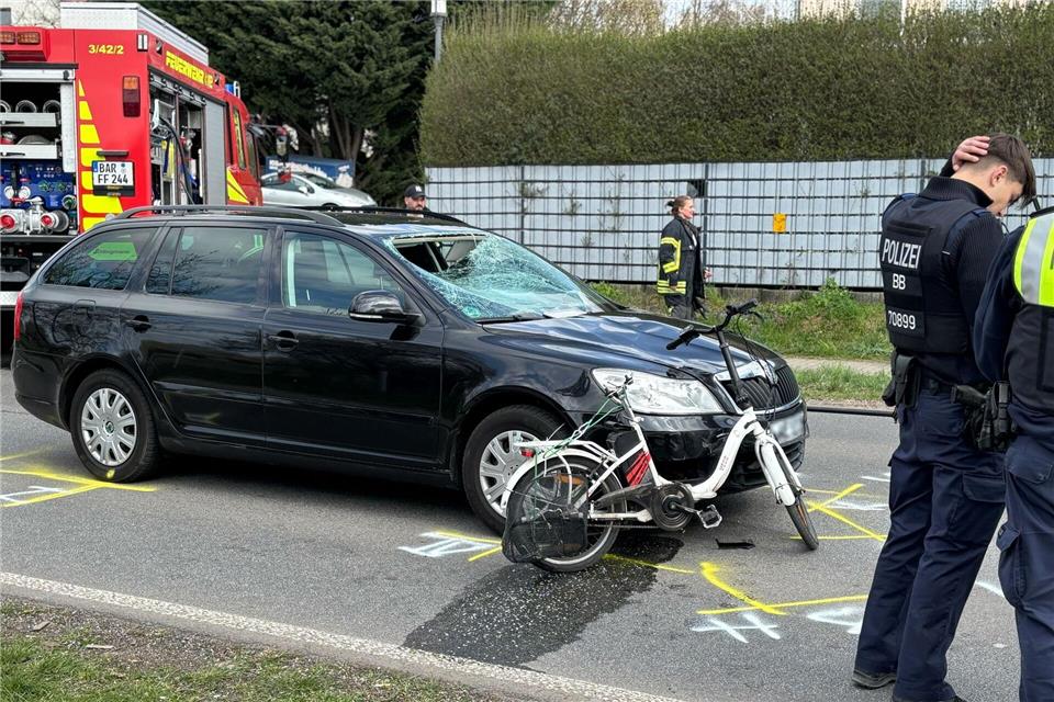 Der 18 Jahre alte Autofahrer erlitt einen Schock und kam in eine Klinik.Dominik Totaro/dpa