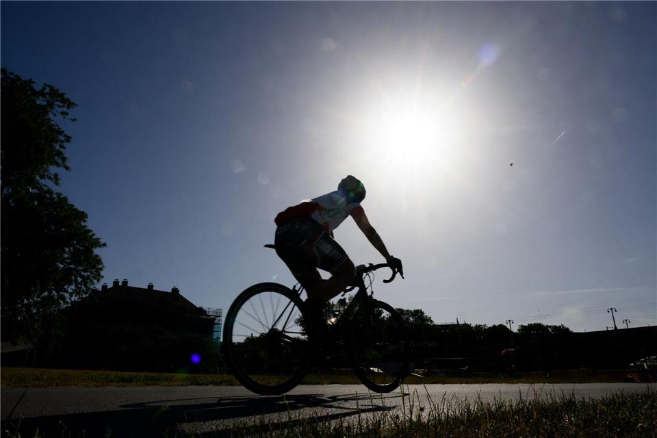 Der 18 Jahre alte Rennradfahrer schwebt in Lebensgefahr. (Symbolbild)Robert Michael/dpa