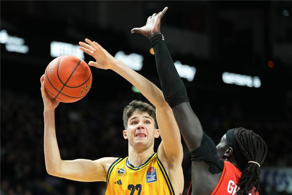 Berlin mit Überraschungssieg gegen Bayern-Basketballer  Der 18-jährige Berliner Nevio Bennefeld überzeugte gegen Bayern in der ersten Hälfte.Soeren Stache/dpa