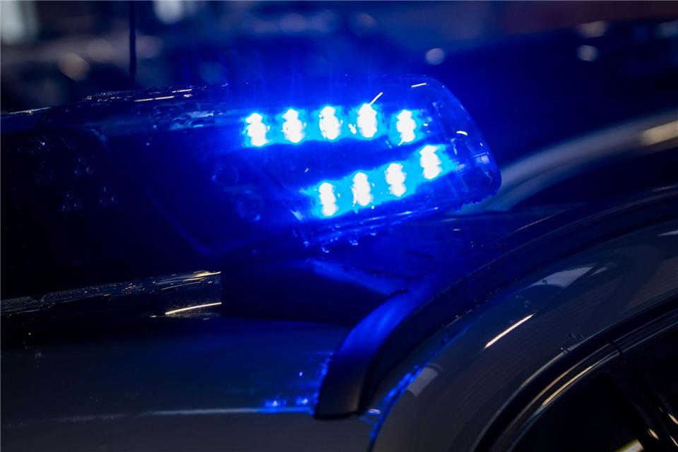 Der 19-Jährige muss wegen seiner Blaulichtfahrt mit Konsequenzen rechnen. (Symbolbild)Jens Büttner/dpa