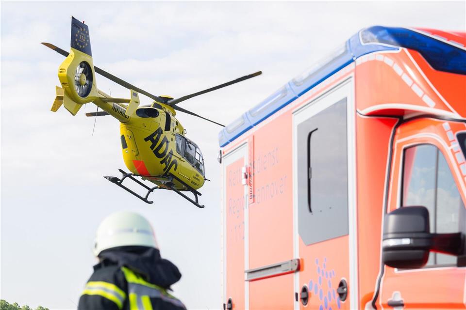 Der 19-Jährige musste schwer verletzt in ein Krankenhaus. (Symbolbild) Julian Stratenschulte/dpa