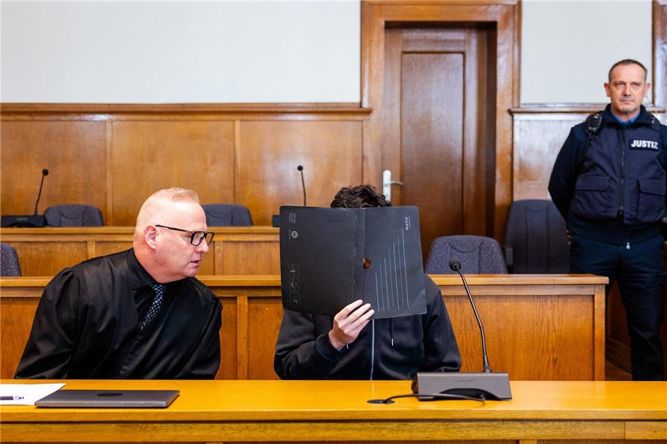 Der 19-Jährige wird auf Anordnung des Gerichts dauerhaft in einer psychiatrischen Klinik für Straftäter untergebracht. (Archivbild)Laszlo Pinter/dpa