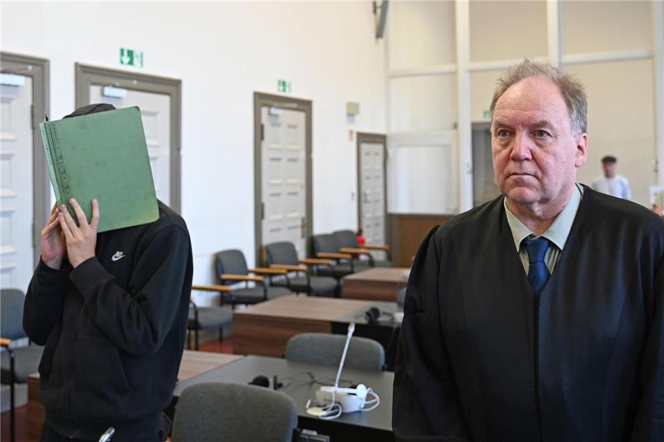 Der 19-Jährige wurde zu einer Jugendstrafe von vier Jahren und zehn Monaten verurteilt.David Hammersen/dpa