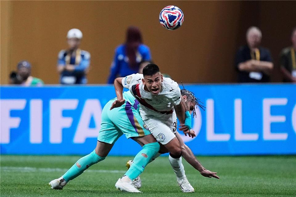 Der 19 Jahre alte Argentinier Claudio Echeverri (vorne) spielt kommende Saison für Bayer Leverkusen.Mike Stewart/AP/dpa