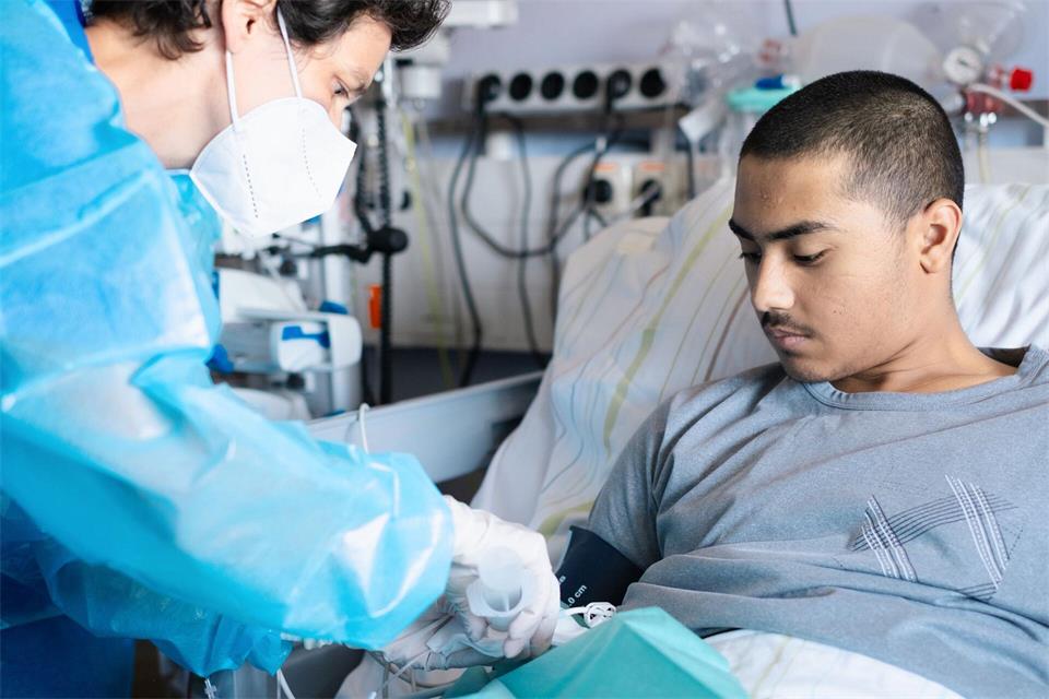 Der 19-jährige Mohammad liegt in einem Krankenhausbett an der Berliner Charité.Mariia Streltsova/Charité/dpa