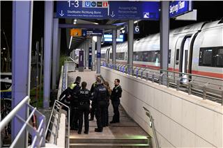 Der 20-Jährige kam in Polizeigewahrsam.Roberto Pfeil/dpa