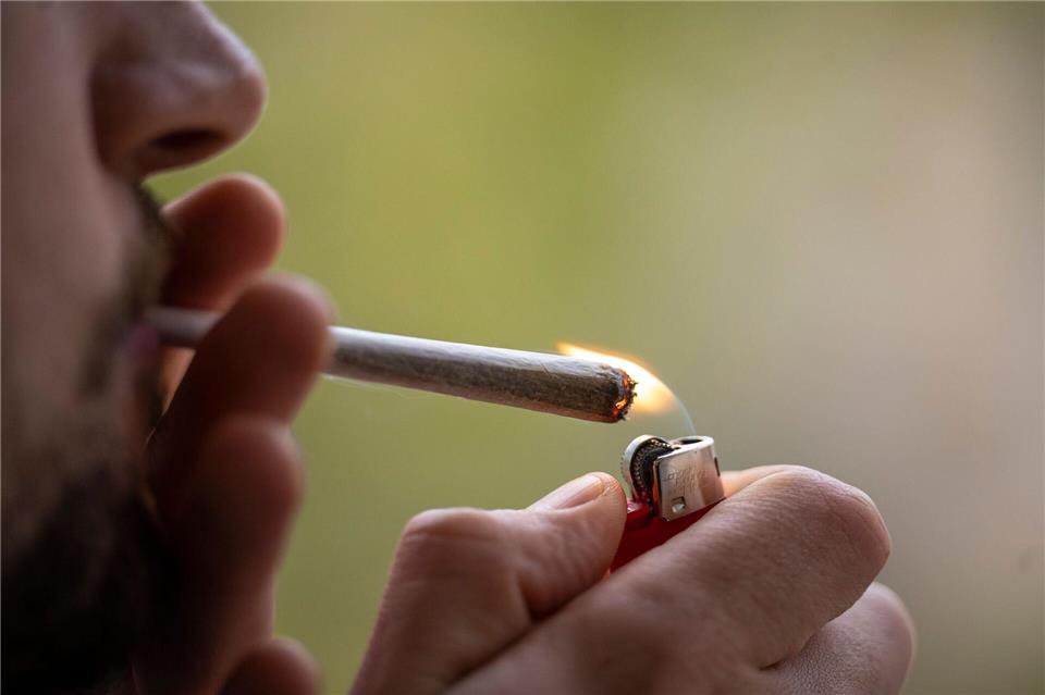 Der 20-Jährige wirkte auf die Beamten erkennbar bekifft. (Symbolbild)Hannes P Albert/dpa