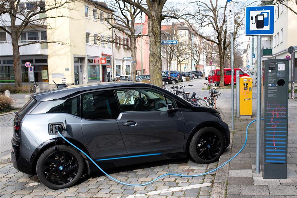 Der 2013 vorgestellte BMW i3 sah sehr nach Elektroauto, aber nur bedingt nach BMW aus. (Archivbild)Sven Hoppe/dpa
