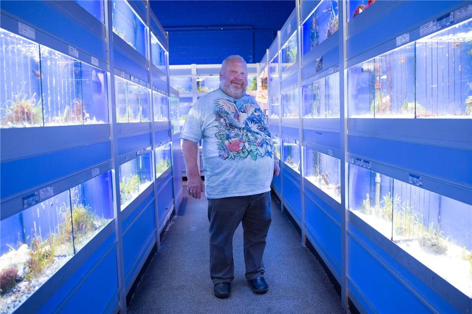 Der 2022 gestorbrene Firmengründer Norbert Zajac steht bei einem Herzstück seines Geschäfts: Den Aquarien. (Archivbild)picture alliance / dpa