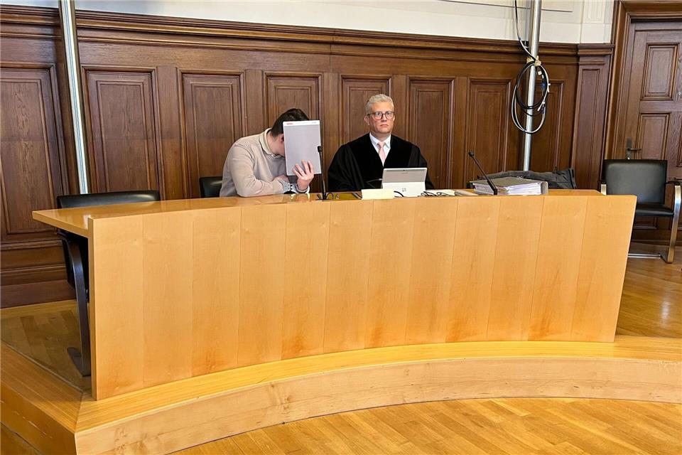 Der 21-Jährige (neben seinem Anwalt) war unter anderem wegen Totschlags an seiner Mutter zu einer Jugendstrafe von sieben Jahren verurteilt worden. (Archivbild)Tatjana Bojic/dpa