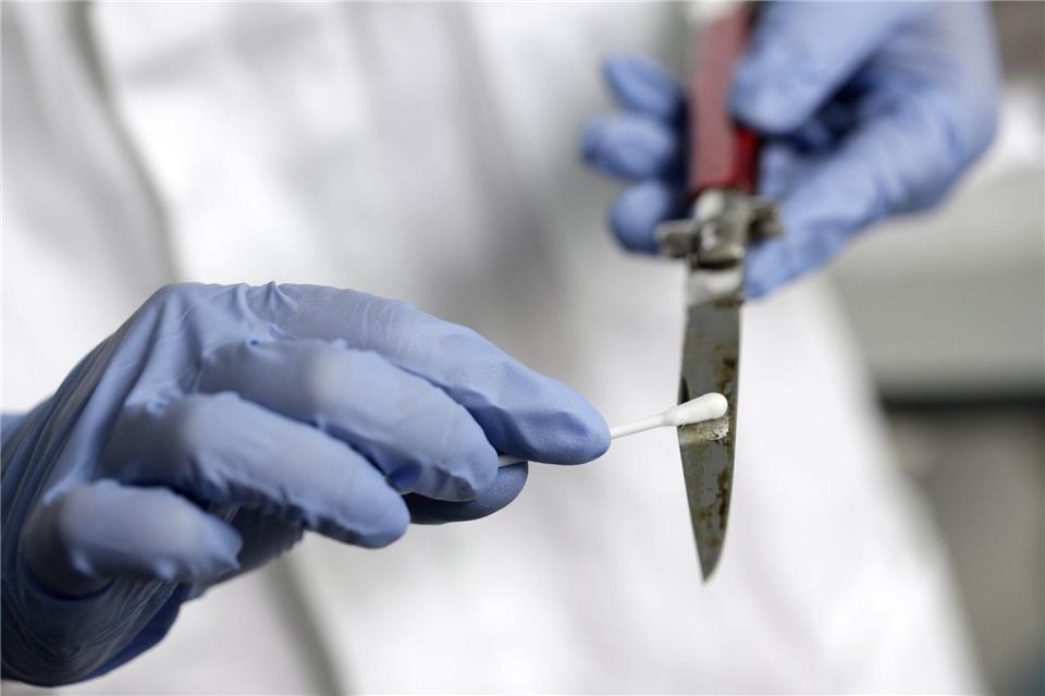 Der 21-Jährige wurde lebensgefährlich verletzt. (Symbolbild)Rolf Vennenbernd/dpa