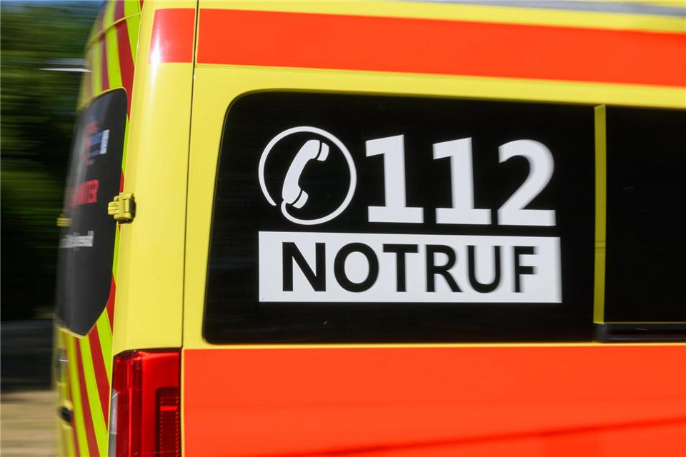 Der 22-Jährige kam mit schweren Verletzungen ins Krankenhaus. (Archivbild)Patrick Pleul/dpa