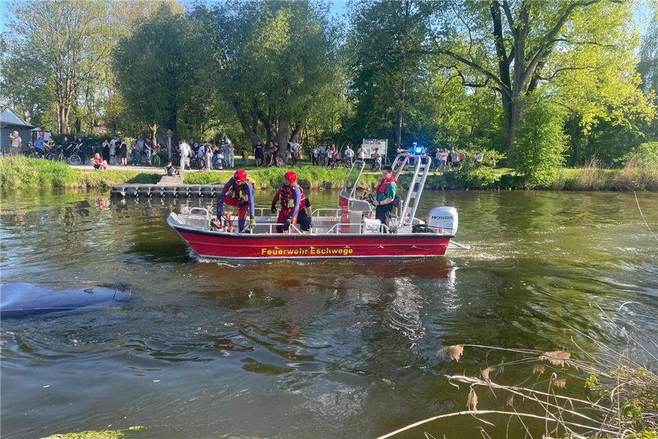 Der 22-Jährige konnte sich selbstständig aus dem sinkenden Auto befreien. Feuerwehr Eschwege/dpa