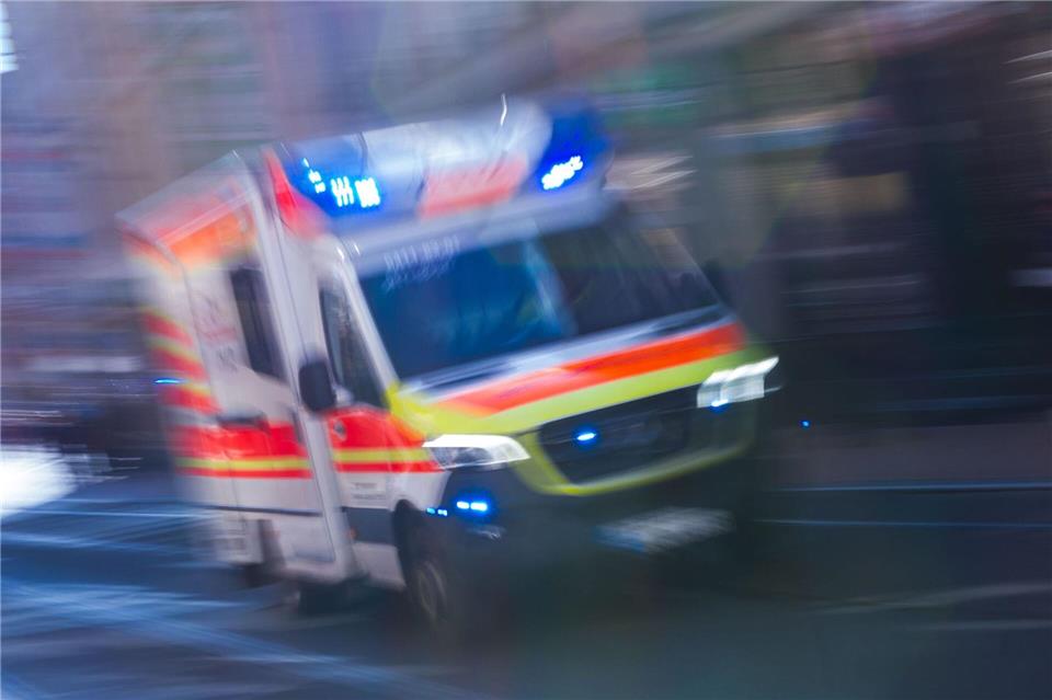 Der 23-Jährige kam in ein Krankenhaus. (Symbolbild)Jens Büttner/dpa