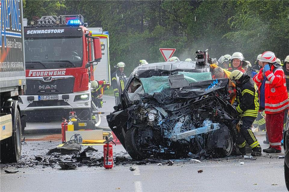Der 23-jährige Fahrer wurde mit lebensgefährlichen Verletzungen in ein Krankenhaus gebracht.-/Nord-West-Media /dpa
