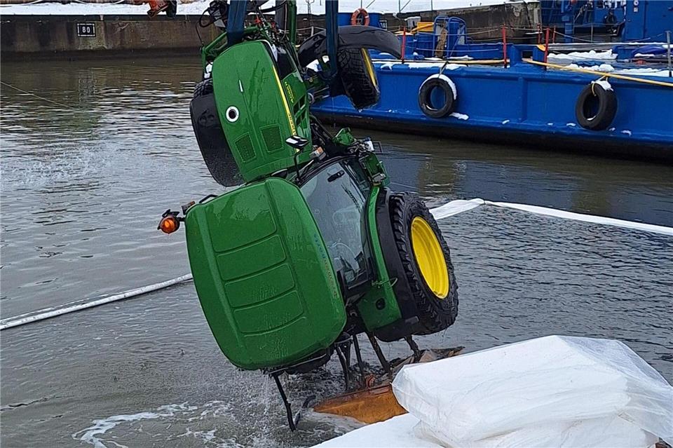 Der 25-jährige Fahrer konnte sich selbst befreien. -/Polizei Bremen/dpa