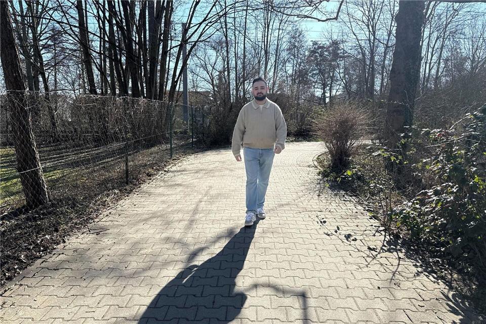 Der 27-Jährige hat seit dem Beginn des Angriffs keinen Kontakt mehr zu seiner Familie im Iran. Mona Wenisch/dpa