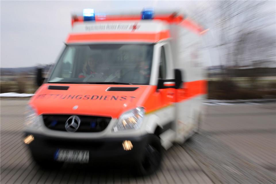 Der 27-Jährige kam nach dem Absturz mit schweren Verletzungen ins Krankenhaus. Lebensgefahr bestand Polizeiangaben zufolge nicht. (Symbolbild)Stephan Jansen/dpa