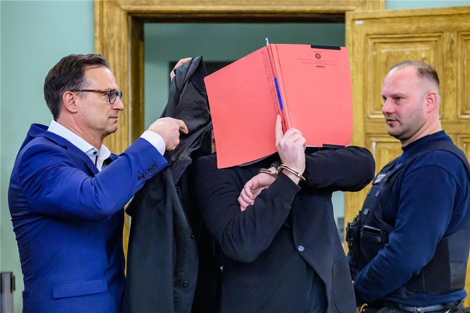 Der 27-Jährige soll mit einem Auto einen Polizisten erfasst und so tödlich verletzt haben.Patrick Pleul/dpa