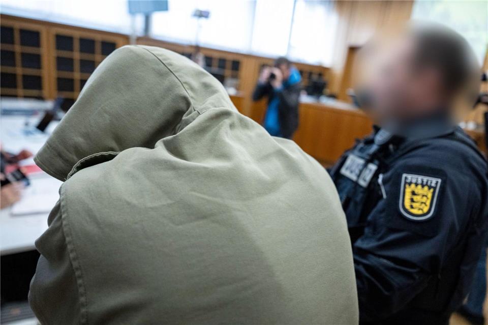 Der 28-Jährige und sein ein Jahr jüngerer mutmaßlicher Komplize - beide aus den Niederlanden - sind wegen gemeinschaftlichen versuchten Mordes angeklagt. -/dpa