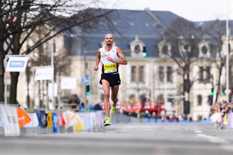 Der 29-jährige Hendrik Pfeiffer holte in Hannover im Marathon seinen ersten Titel in seiner Karriere. Er gewann souverän nach 2:10:59 Stunden, unterbot damit nicht nur die deutsche Jahresbestzeit, sondern auch die Norm für die Europa- und Weltmeisterschaft.