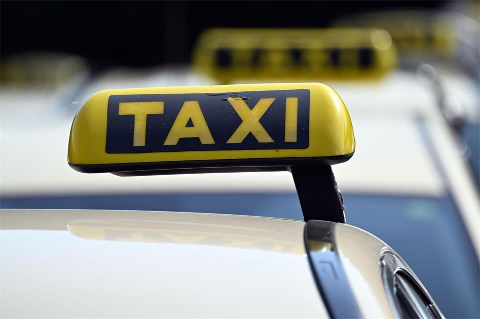 Der 30 Jahre alte Taxifahrer wurde in Reutlingen festgenommen. (Symbolbild)Federico Gambarini/dpa