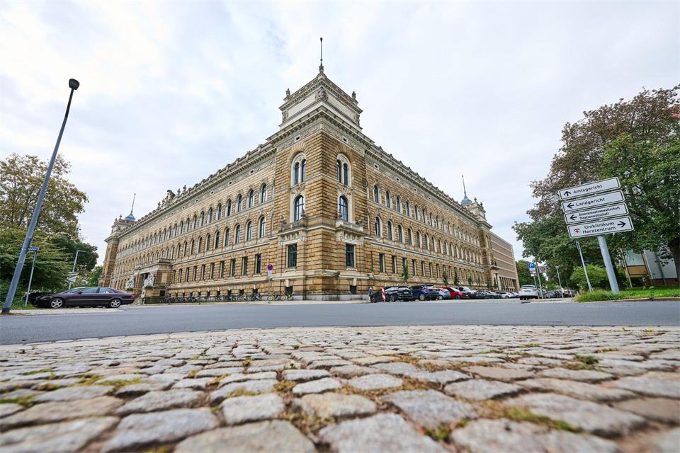 Der 31-Jährige ist vor dem Landgericht Dresden angeklagt. (Archivbild)Robert Michael/dpa