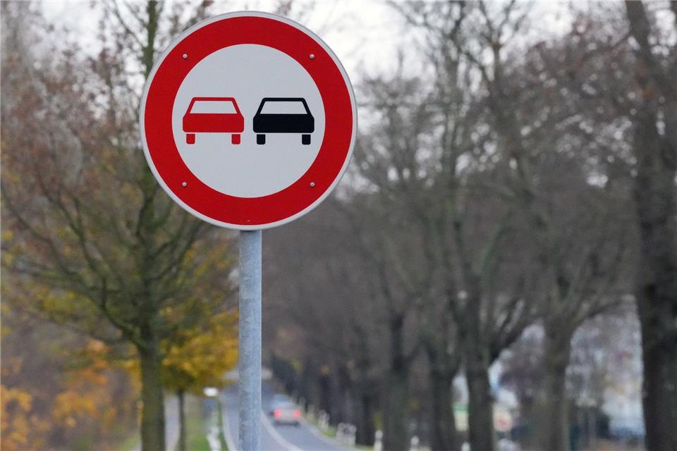 Der 31-Jährige missachtete das Überholverbot – mit schweren Folgen. (Symbolbild)Soeren Stache/dpa