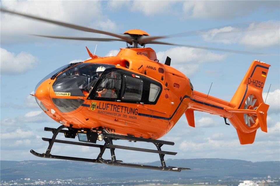 Der 32-Jährige wurde per Rettungshubschrauber in eine Klinik gebracht. (Symbolbild)Boris Roessler/dpa