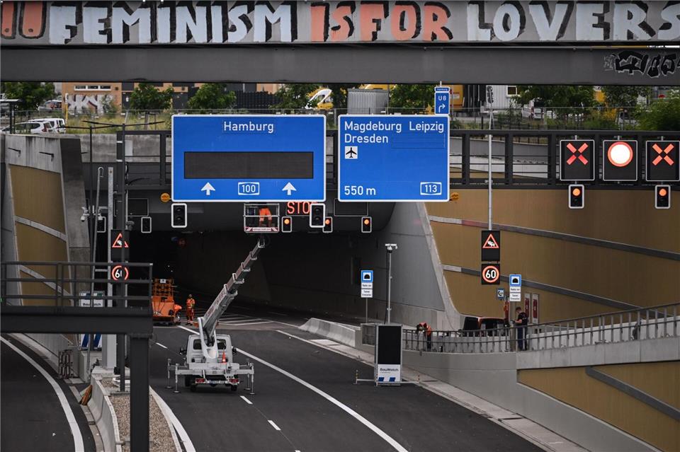 Der 3,2 Kilometer lange Autobahnabschnitt führt vom Dreieck Neukölln bis zur Anschlussstelle Treptower Park.Britta Pedersen/dpa
