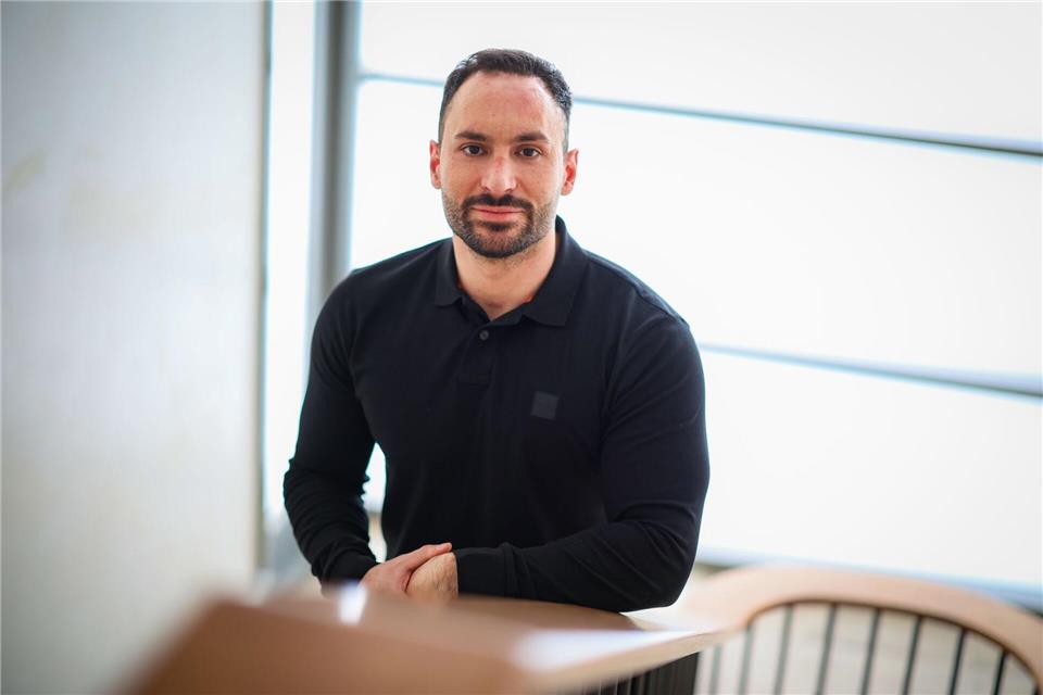 Der 32-jährige Polizeioberkommissar Enver G. hält nach dem Mordanschlag auf ihn und weitere Einsatzkräfte in einem Ratinger Hochhaus polizeiintern Vorträge, wie sich Beamte im Einsatz vor Gefahren schützen können. Christoph Reichwein/dpa