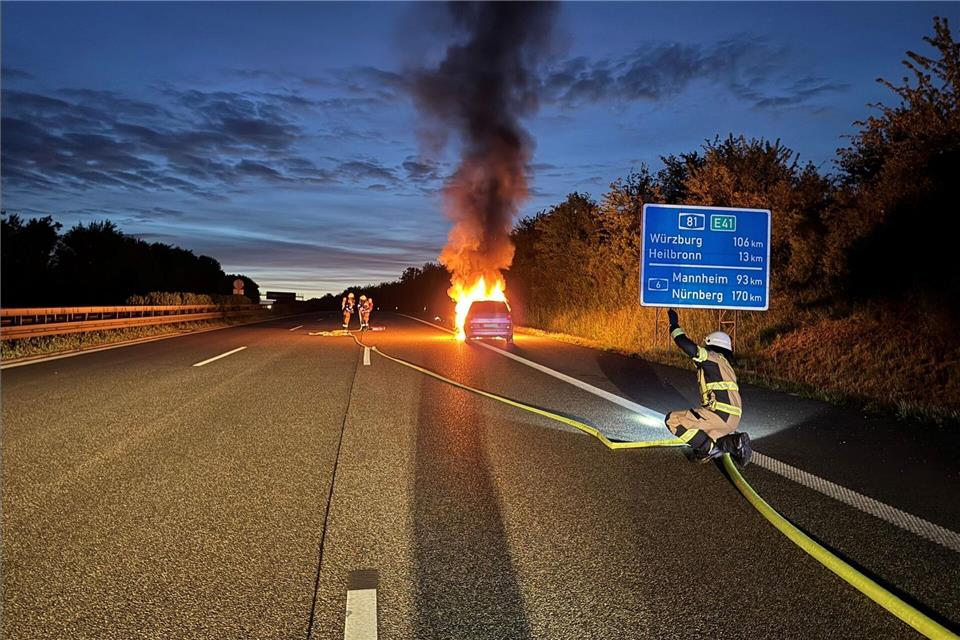 Der 33 Jahre alte Fahrer hielt am Standstreifen und wählte den Notruf.-/Feuerwehr Ilsfeld/dpa