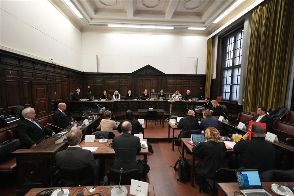 Der 33. Prozesstag begann mit scharfer Kritik der Verteidigung am Verlauf des Verfahrens.Marcus Brandt/Pool dpa/dpa