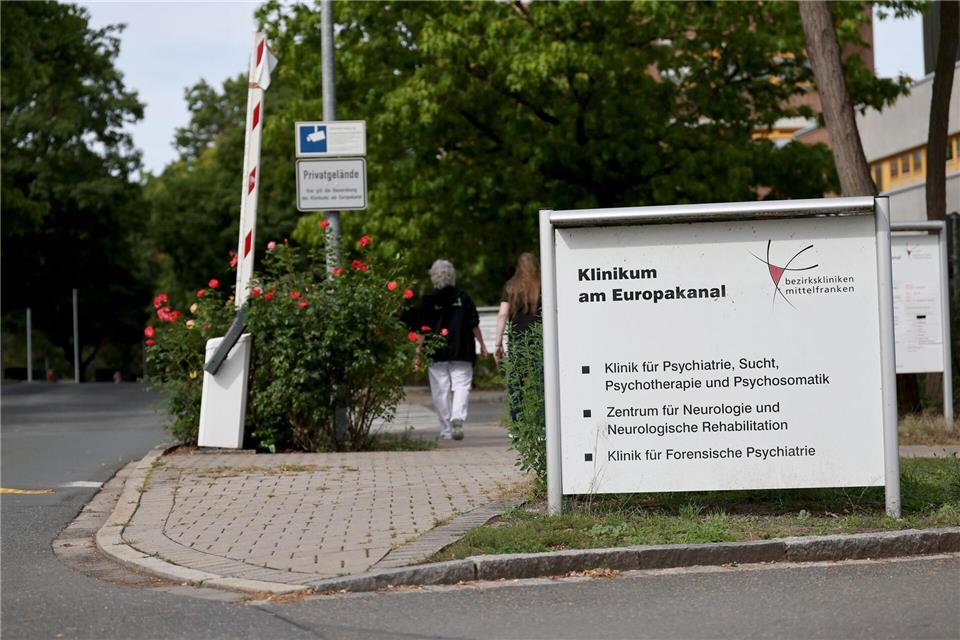 Der 34-Jährige war am 16. August von einem unbegleiteten Ausgang aus der Forensischen Psychiatrie in Erlangen nicht mehr zurückgekommen. (Archivbild)Daniel Löb/dpa