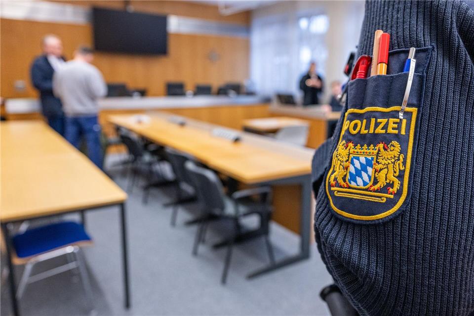 Der 35-Jähriger steht wegen versuchten Mordes vor Gericht.Armin Weigel/dpa