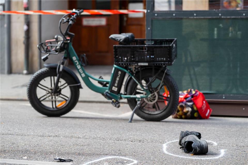 Der 37 Jahre alte Radfahrer sei wegen des Streits an einer Kreuzung in der Nähe des Karlsplatzes (Stachus) zunächst abgestiegen und zu dem Taxi hinter ihm gegangen, sagte eine Polizeisprecherin. Lennart Preiss/dpa