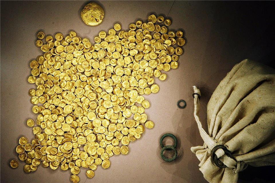 Keine Geständnisse im Prozess um Diebstahl von Kelten-Gold Der 3,7 Kilogramm schwere Kelten-Goldschatz wurde einst in einer Bodenvitrine im Museum in Manching ausgestellt. (Archivbild) Frank M�chler/dpa