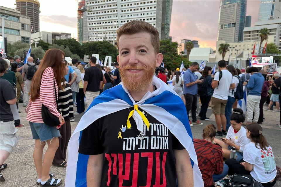 Israel nach Rückkehr der Geiseln im Freudentaumel Der 37-jährige Daniel Colodro steht auf dem Platz der Geiseln.Sara Lemel/dpa