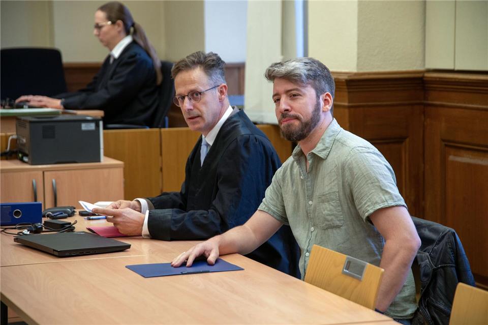 Geldstrafe für Störaktion bei AKW-Sprengung Der 38-Jährige sagte, er habe mit seinem friedlichen Protest ein Zeichen gegen den gesetzlich beschlossenen Atomausstieg setzen wollen.Pia Bayer/dpa