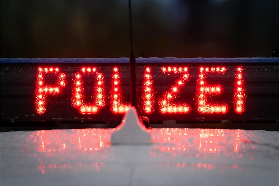 Der 38-Jährige übersah mehrere auf der B3 haltende Autos. (Symbolbild)Soeren Stache/dpa